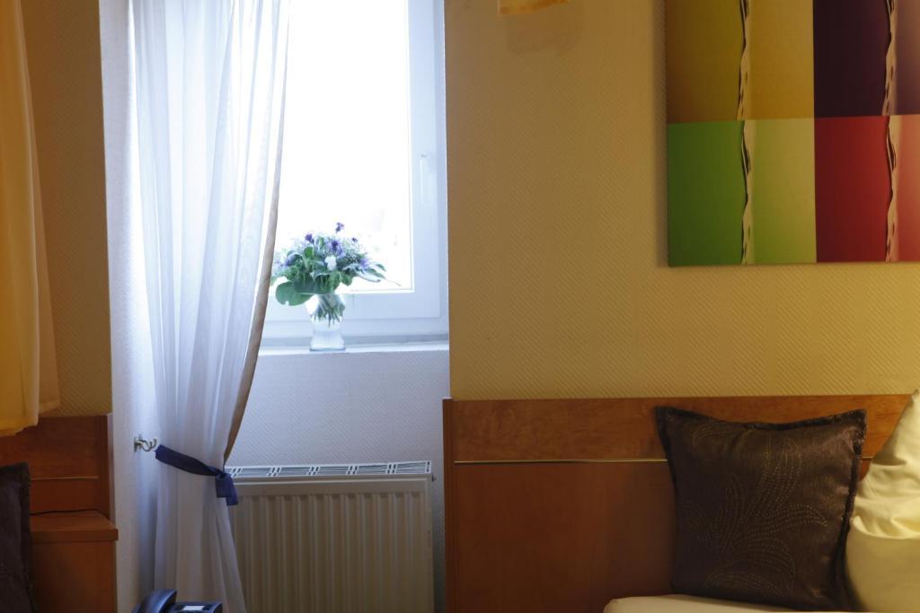 Hotel Villa Brenner Grünstadt Стая снимка